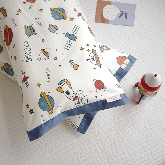 91家纺网 家纺一手货源 找家纺 荷马之梦 2023新款蜜糖系列—A类60s长绒棉儿童枕套 独行月球