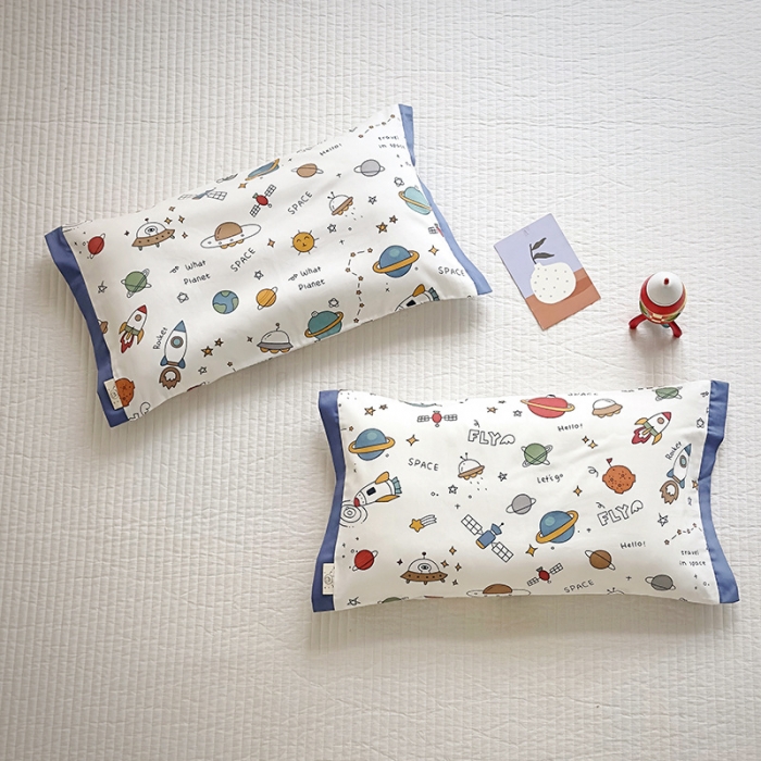 91家纺网 家纺一手货源 找家纺 荷马之梦 2023新款蜜糖系列—A类60s长绒棉儿童枕套 独行月球