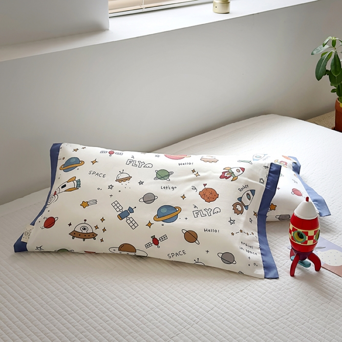 91家纺网 家纺一手货源 找家纺 荷马之梦 2023新款蜜糖系列—A类60s长绒棉儿童枕套 独行月球