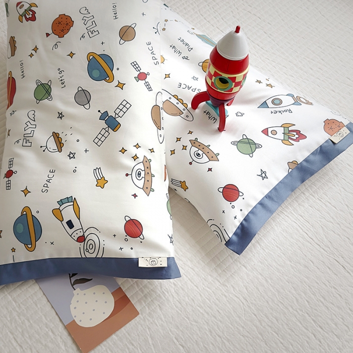 91家纺网 家纺一手货源 找家纺 荷马之梦 2023新款蜜糖系列—A类60s长绒棉儿童枕套 独行月球