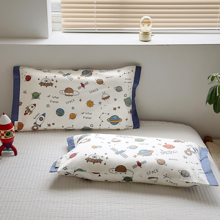 91家纺网 家纺一手货源 找家纺 荷马之梦 2023新款蜜糖系列—A类60s长绒棉儿童枕套 独行月球