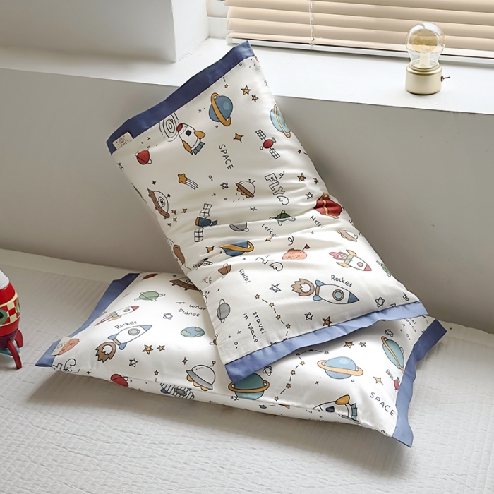 91家纺网 家纺一手货源 找家纺 荷马之梦 2023新款蜜糖系列—A类60s长绒棉儿童枕套 独行月球