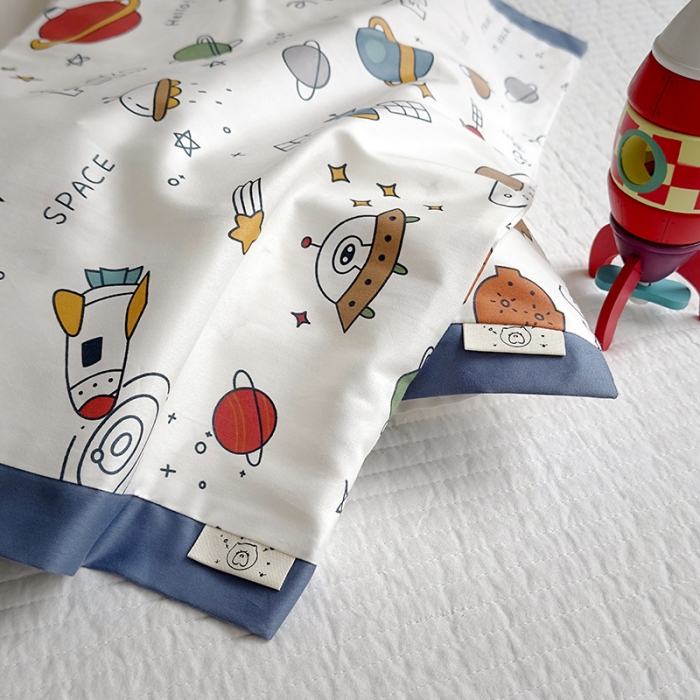 91家纺网 家纺一手货源 找家纺 荷马之梦 2023新款蜜糖系列—A类60s长绒棉儿童枕套 独行月球