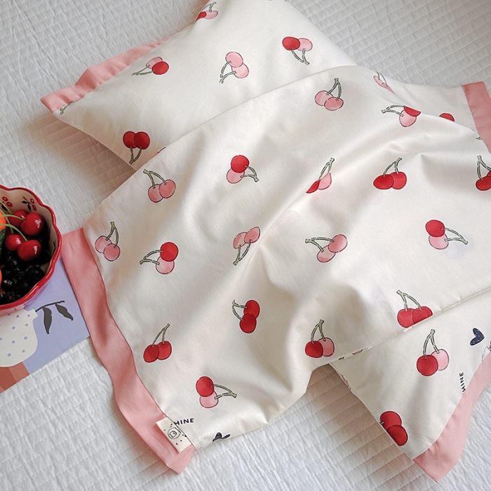 91家纺网 家纺一手货源 找家纺 荷马之梦 2023新款蜜糖系列—A类60s长绒棉儿童枕套 小樱桃