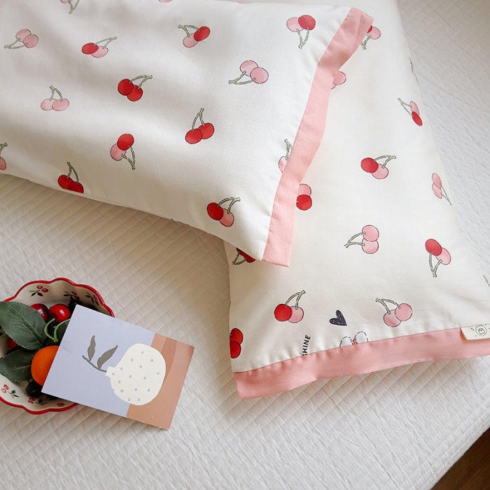 91家纺网 家纺一手货源 找家纺 荷马之梦 2023新款蜜糖系列—A类60s长绒棉儿童枕套 小樱桃