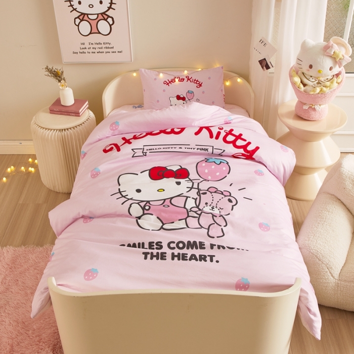 91家纺网 家纺一手货源 找家纺 蘭菲 2023新款幼儿园全棉印染三丽鸥全棉大版卡通三件套 草莓派