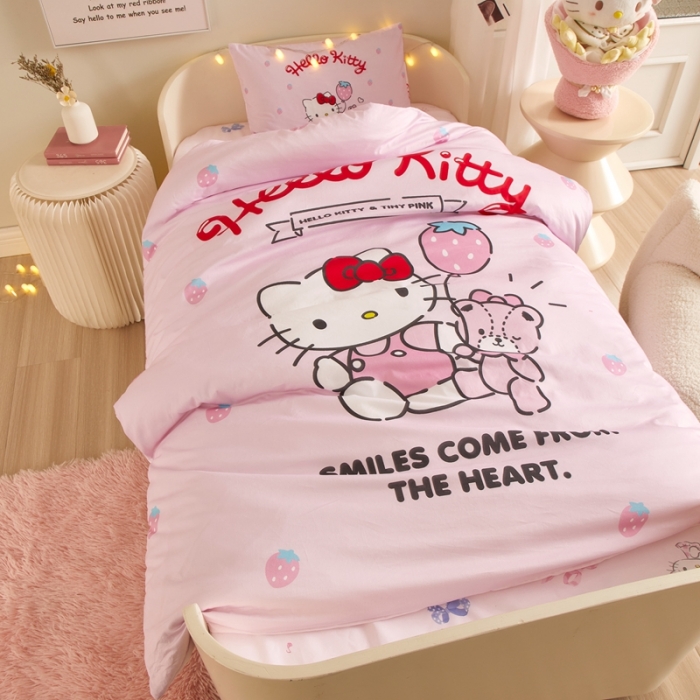 91家纺网 家纺一手货源 找家纺 蘭菲 2023新款幼儿园全棉印染三丽鸥全棉大版卡通三件套 草莓派