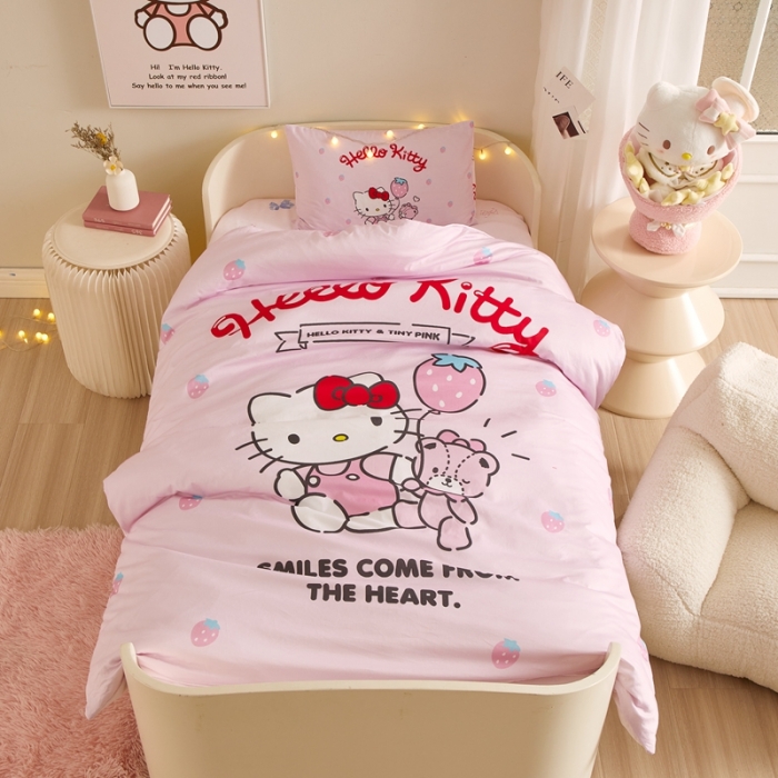 91家纺网 家纺一手货源 找家纺 蘭菲 2023新款幼儿园全棉印染三丽鸥全棉大版卡通三件套 草莓派