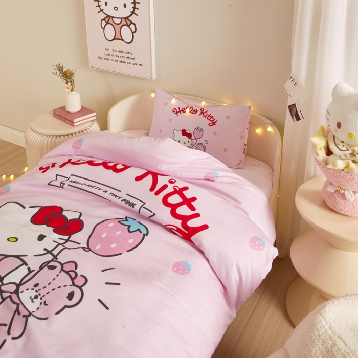 91家纺网 家纺一手货源 找家纺 蘭菲 2023新款幼儿园全棉印染三丽鸥全棉大版卡通三件套 草莓派