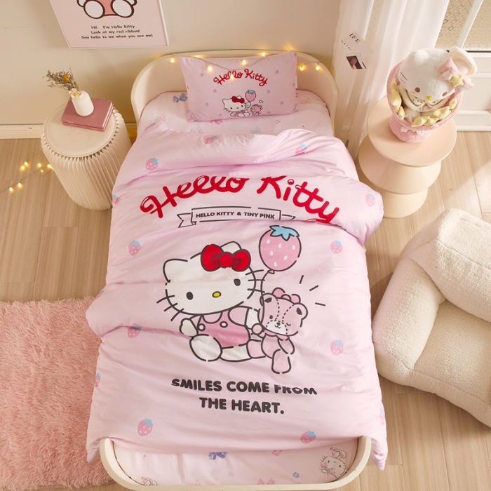 91家纺网 家纺一手货源 找家纺 蘭菲 2023新款幼儿园全棉印染三丽鸥全棉大版卡通三件套 草莓派