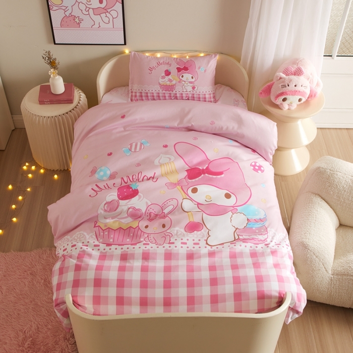 91家纺网 家纺一手货源 找家纺 蘭菲 2023新款幼儿园全棉印染三丽鸥全棉大版卡通三件套 节日快乐