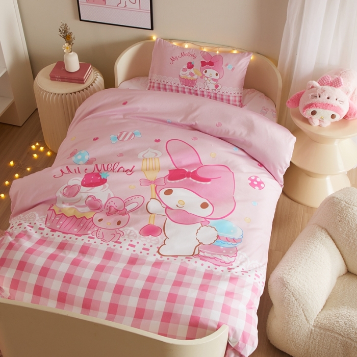 91家纺网 家纺一手货源 找家纺 蘭菲 2023新款幼儿园全棉印染三丽鸥全棉大版卡通三件套 节日快乐