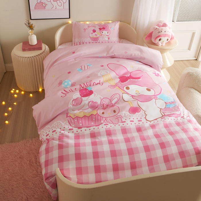 91家纺网 家纺一手货源 找家纺 蘭菲 2023新款幼儿园全棉印染三丽鸥全棉大版卡通三件套 节日快乐