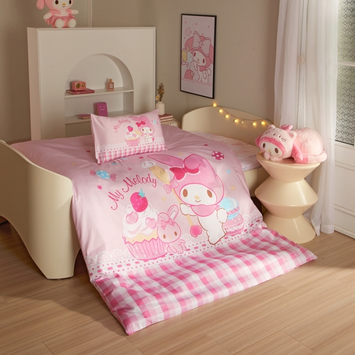 91家纺网 家纺一手货源 找家纺 蘭菲 2023新款幼儿园全棉印染三丽鸥全棉大版卡通三件套 节日快乐