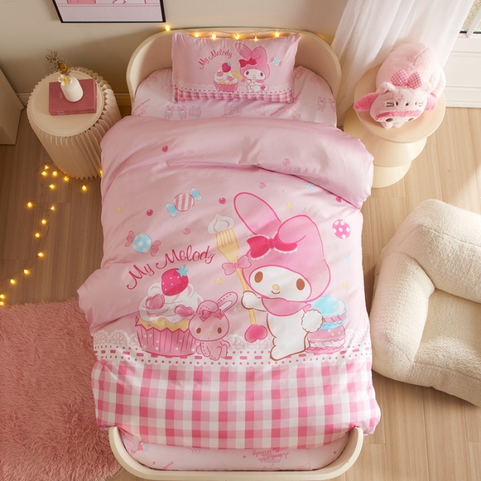 91家纺网 家纺一手货源 找家纺 蘭菲 2023新款幼儿园全棉印染三丽鸥全棉大版卡通三件套 节日快乐