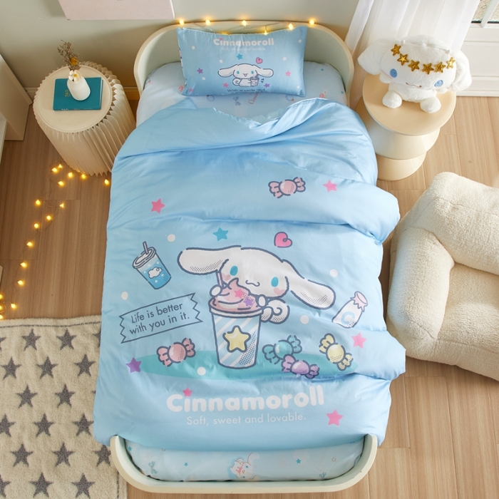 91家纺网 家纺一手货源 找家纺 蘭菲 2023新款幼儿园全棉印染三丽鸥全棉大版卡通三件套 奶茶来了