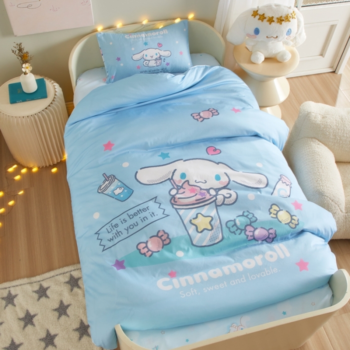 91家纺网 家纺一手货源 找家纺 蘭菲 2023新款幼儿园全棉印染三丽鸥全棉大版卡通三件套 奶茶来了