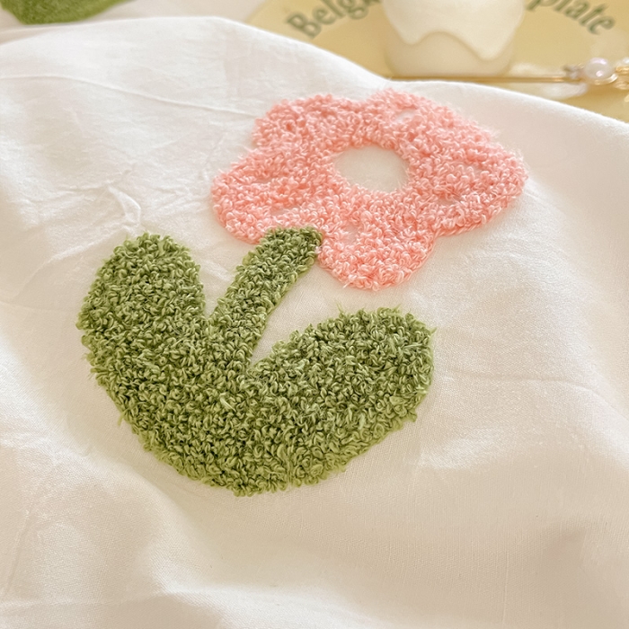 91家纺网 家纺一手货源 找家纺 眠帛家居 2023新款A类水洗棉毛巾绣四件套 朵朵奶油粉