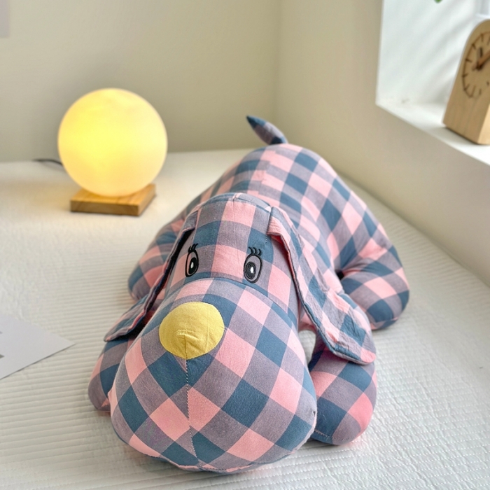 91家纺网 家纺一手货源 找家纺 三沁 2023新款直播爆款福利款纯棉色织水洗棉格子小萌狗趴趴狗 雅典粉