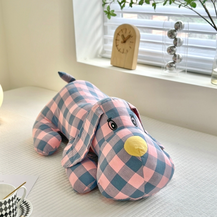 91家纺网 家纺一手货源 找家纺 三沁 2023新款直播爆款福利款纯棉色织水洗棉格子小萌狗趴趴狗 雅典粉