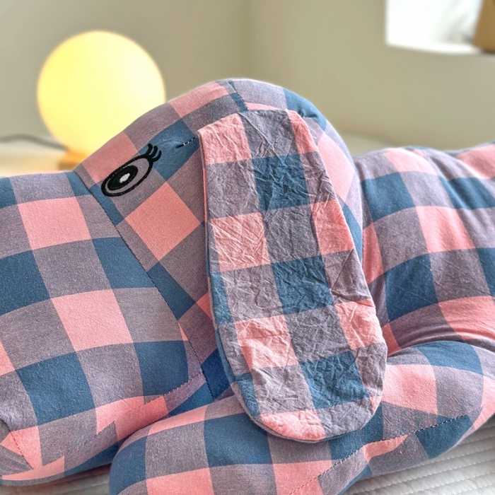 91家纺网 家纺一手货源 找家纺 三沁 2023新款直播爆款福利款纯棉色织水洗棉格子小萌狗趴趴狗 雅典粉