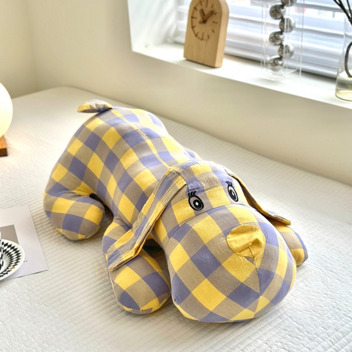 91家纺网 家纺一手货源 找家纺 三沁 2023新款直播爆款福利款纯棉色织水洗棉格子小萌狗趴趴狗紫黄中格