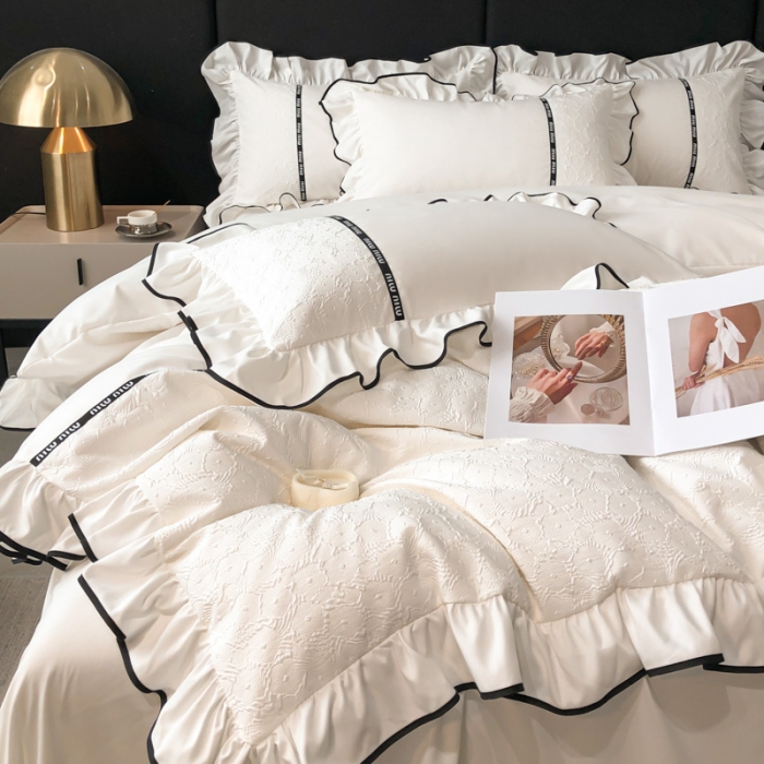 91家纺网 家纺一手货源 找家纺 (总) 乐卧家居 2026新款时尚压花撞色织带荷叶边四件套-丽可系列