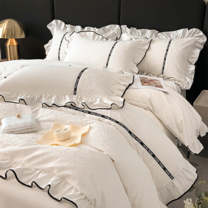 91家纺网 家纺一手货源 找家纺 (总) 乐卧家居 2026新款时尚压花撞色织带荷叶边四件套-丽可系列