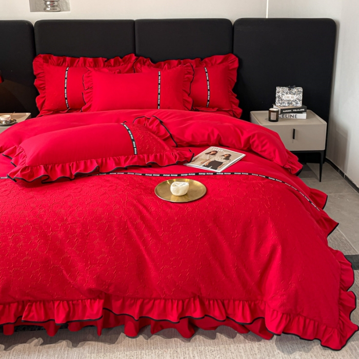 91家纺网 家纺一手货源 找家纺 乐卧家居 2026新款时尚压花撞色织带荷叶边四件套-丽可系列 丽可-红