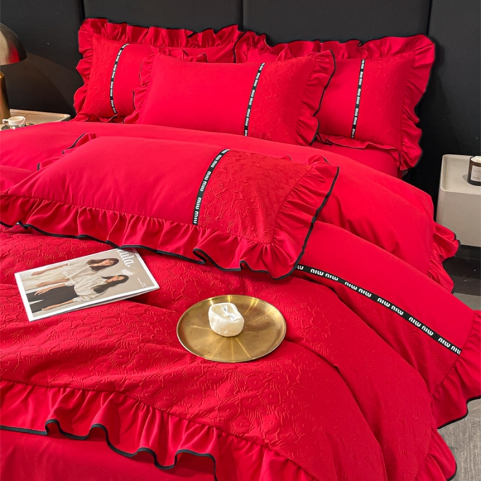 91家纺网 家纺一手货源 找家纺 乐卧家居 2026新款时尚压花撞色织带荷叶边四件套-丽可系列 丽可-红