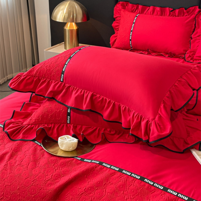 91家纺网 家纺一手货源 找家纺 乐卧家居 2026新款时尚压花撞色织带荷叶边四件套-丽可系列 丽可-红