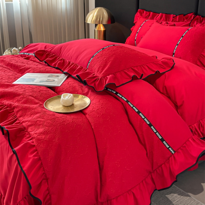 91家纺网 家纺一手货源 找家纺 乐卧家居 2026新款时尚压花撞色织带荷叶边四件套-丽可系列 丽可-红