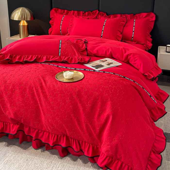 91家纺网 家纺一手货源 找家纺 乐卧家居 2026新款时尚压花撞色织带荷叶边四件套-丽可系列 丽可-红