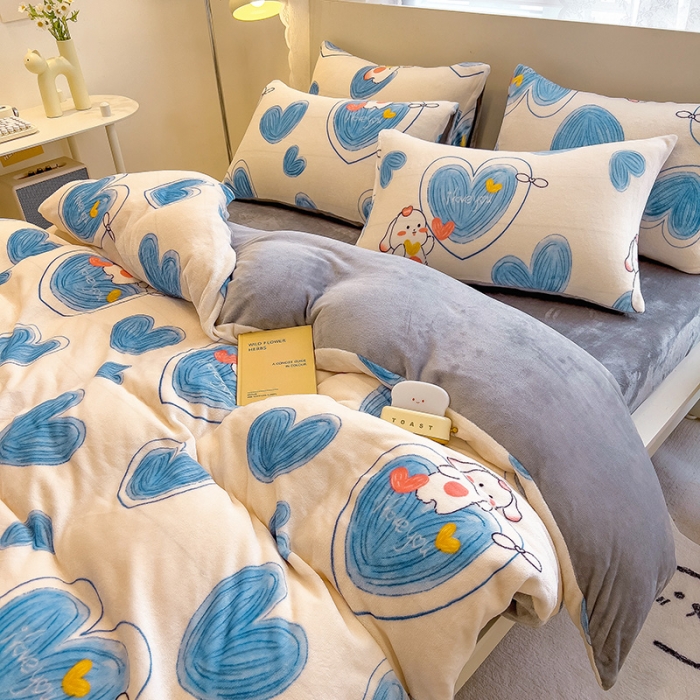 91家纺网 家纺一手货源 找家纺 芃成 2023新款牛奶绒印花单被套 爱心兔