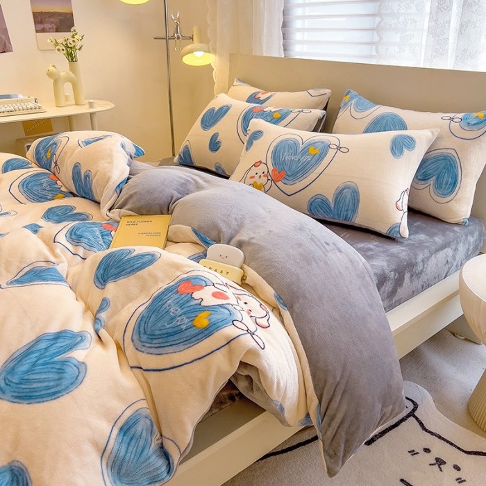 91家纺网 家纺一手货源 找家纺 芃成 2023新款牛奶绒印花单被套 爱心兔