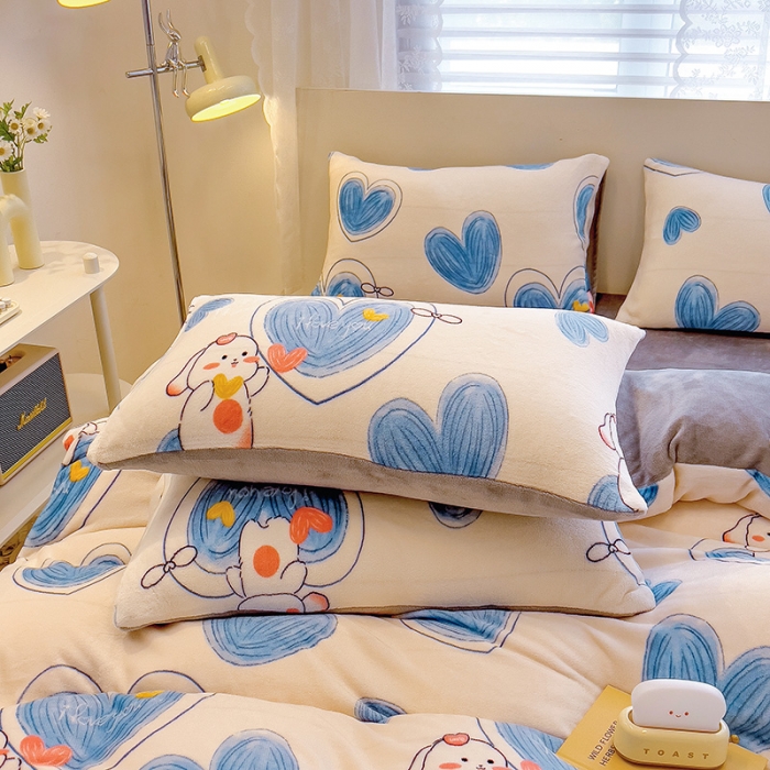 91家纺网 家纺一手货源 找家纺 芃成 2023新款牛奶绒印花单被套 爱心兔