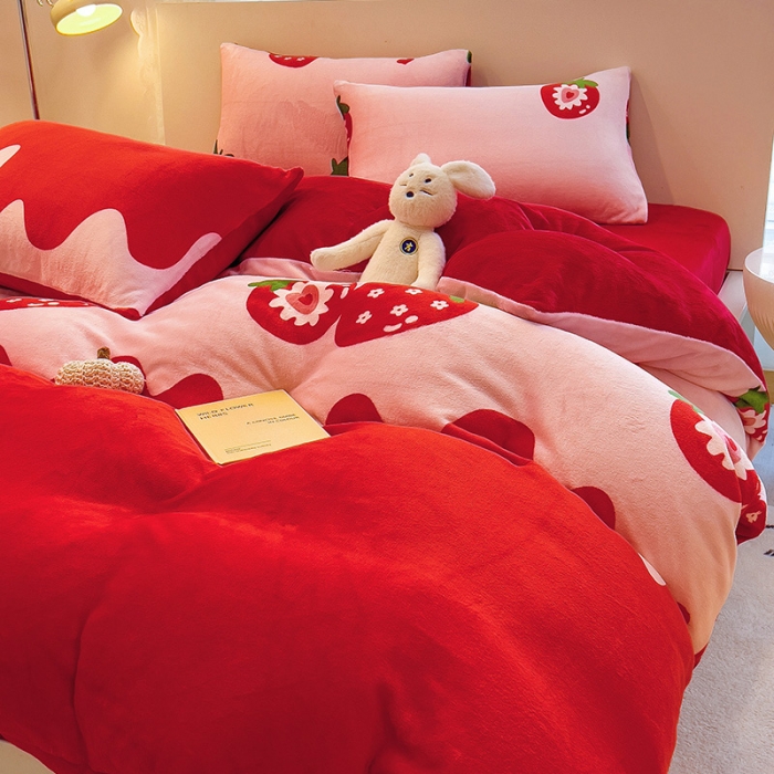 91家纺网 家纺一手货源 找家纺 芃成 2023新款牛奶绒印花单被套 草莓之恋