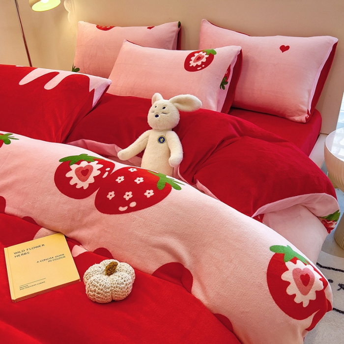 91家纺网 家纺一手货源 找家纺 芃成 2023新款牛奶绒印花单被套 草莓之恋