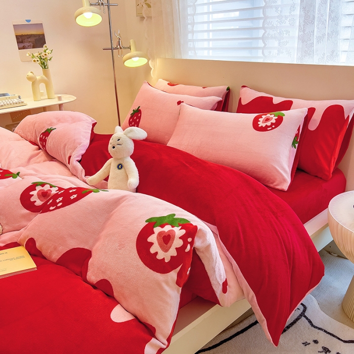91家纺网 家纺一手货源 找家纺 芃成 2023新款牛奶绒印花单被套 草莓之恋