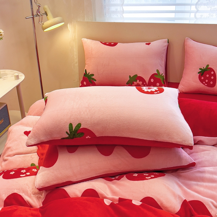 91家纺网 家纺一手货源 找家纺 芃成 2023新款牛奶绒印花单被套 草莓之恋