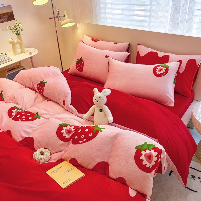 91家纺网 家纺一手货源 找家纺 芃成 2023新款牛奶绒印花单被套 草莓之恋
