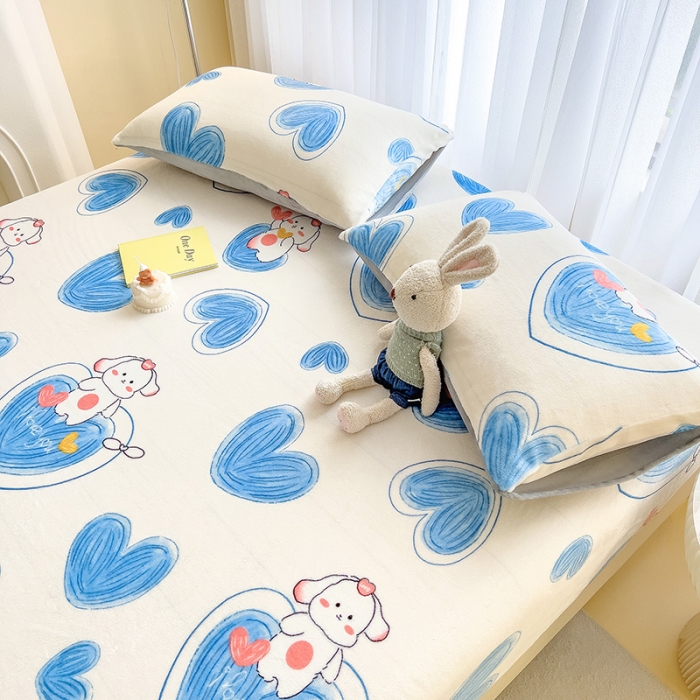 91家纺网 家纺一手货源 找家纺 芃成家纺 2023新款牛奶绒印花床笠 爱心兔