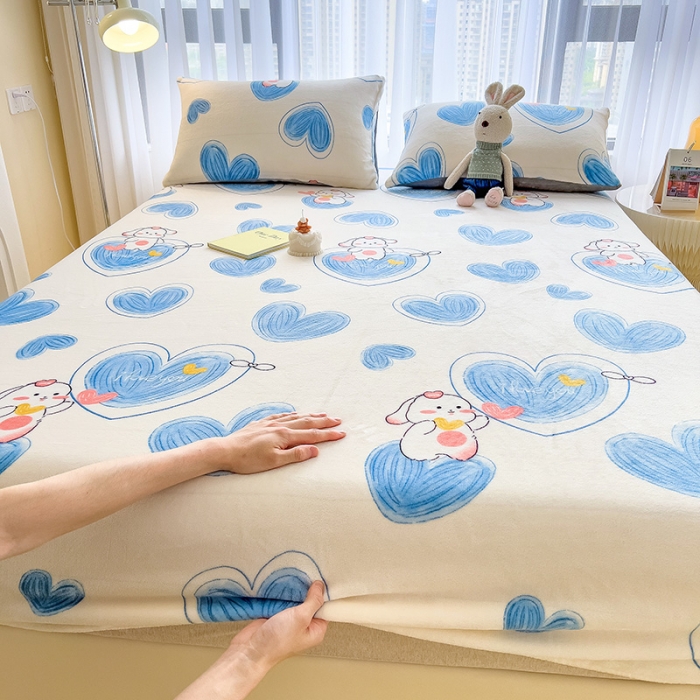 91家纺网 家纺一手货源 找家纺 芃成家纺 2023新款牛奶绒印花床笠 爱心兔