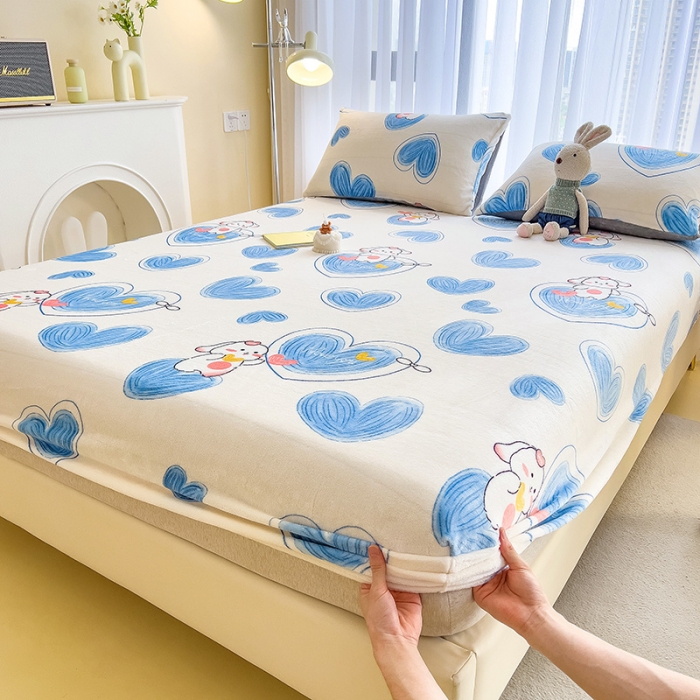 91家纺网 家纺一手货源 找家纺 芃成家纺 2023新款牛奶绒印花床笠 爱心兔