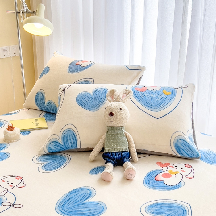 91家纺网 家纺一手货源 找家纺 芃成家纺 2023新款牛奶绒印花床笠 爱心兔