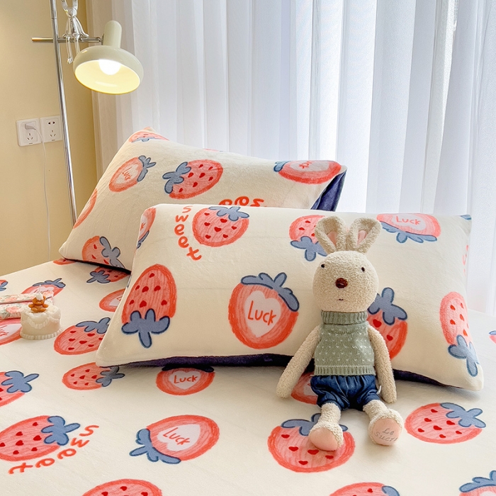 91家纺网 家纺一手货源 找家纺 芃成家纺 2023新款牛奶绒印花床笠 草莓奶昔