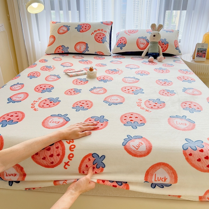 91家纺网 家纺一手货源 找家纺 芃成家纺 2023新款牛奶绒印花床笠 草莓奶昔