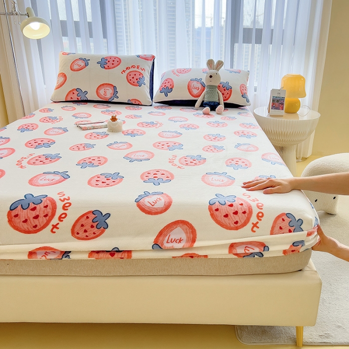 91家纺网 家纺一手货源 找家纺 芃成家纺 2023新款牛奶绒印花床笠 草莓奶昔