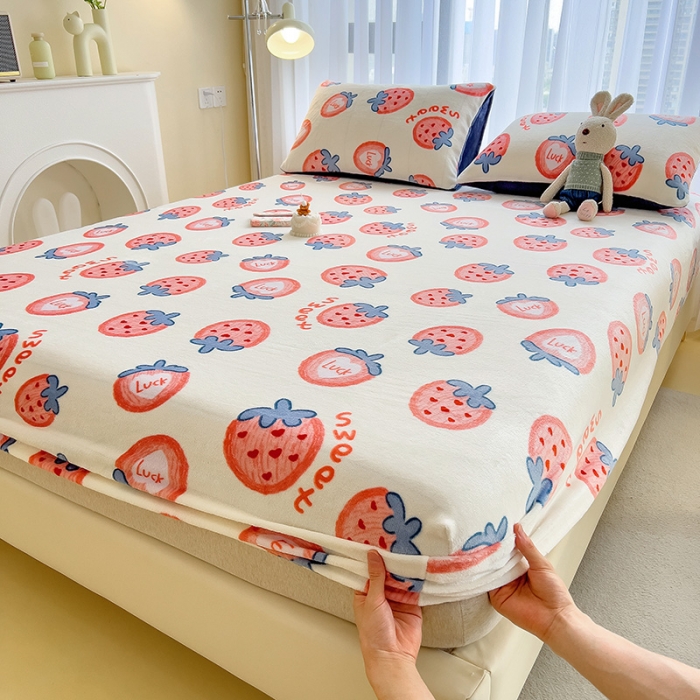 91家纺网 家纺一手货源 找家纺 芃成家纺 2023新款牛奶绒印花床笠 草莓奶昔