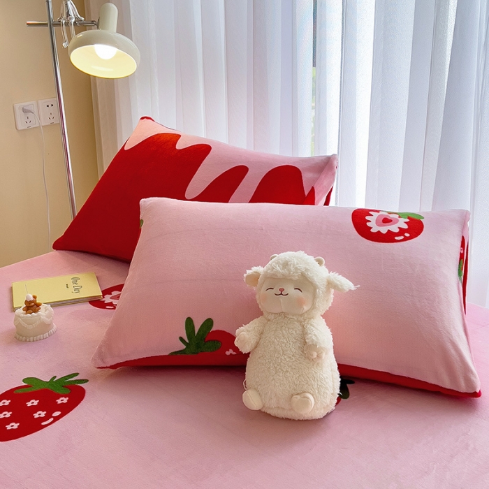 91家纺网 家纺一手货源 找家纺 芃成家纺 2023新款牛奶绒印花床笠 草莓之恋